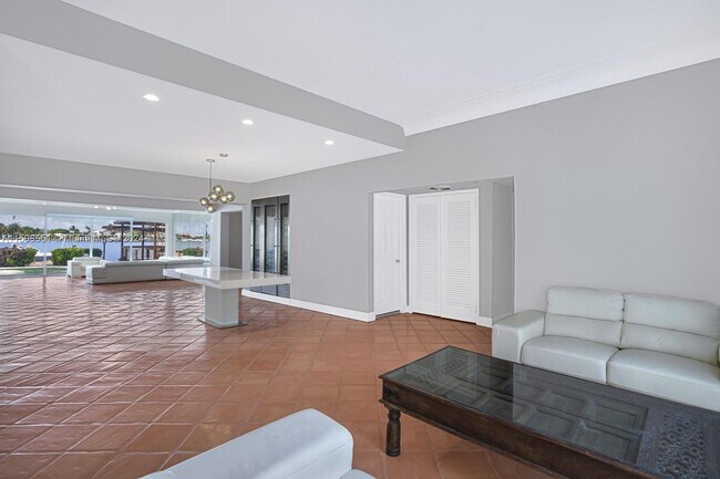 Foto del edificio - 1265 N Biscayne Point Rd