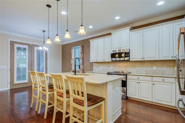 Foto del edificio - 1122 Oakcrest Dr