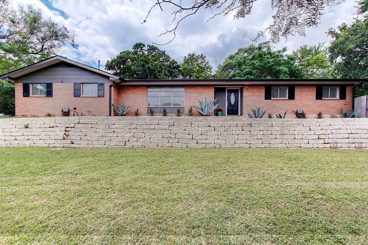 Primary Photo - 4BR Mid-Century Near SoCo & Lady Bird Lake