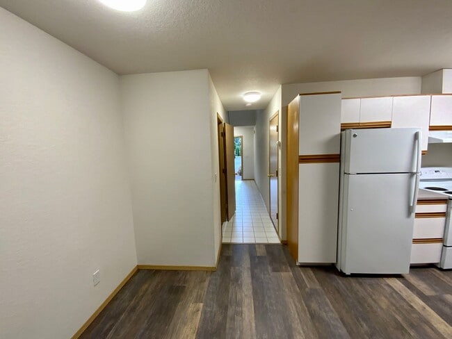 Building Photo - Large 2 Bedroom. 1.5 Bath Townhouse with G...