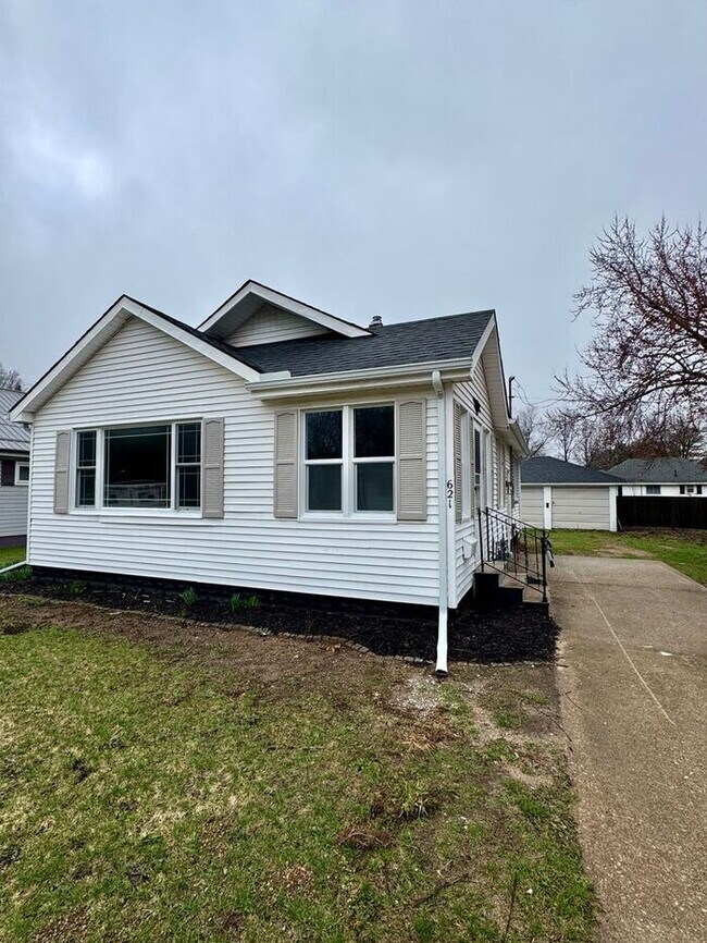 Building Photo - Updated 2 bedroom Niles Home