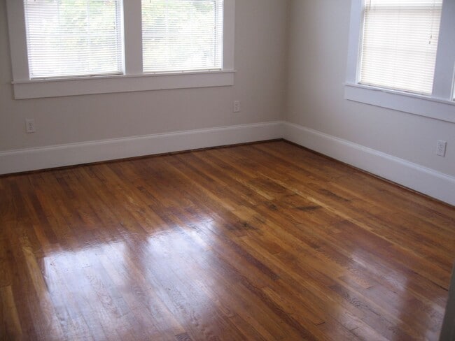 Building Photo - Spacious 3-Bedroom Apartment in the Heart of Broadmoor/Uptown