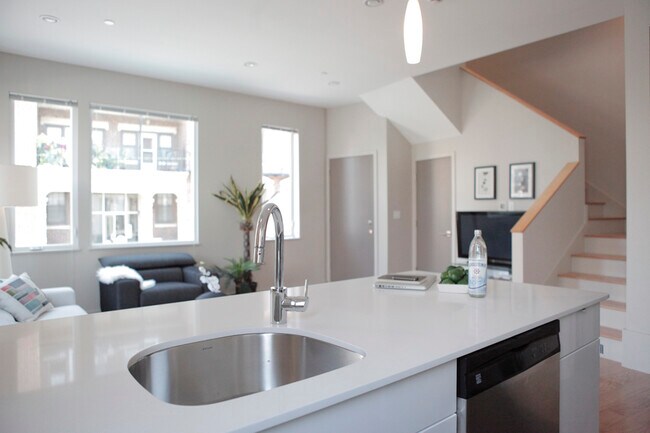 Foto del edificio - 53 Glenville Ave