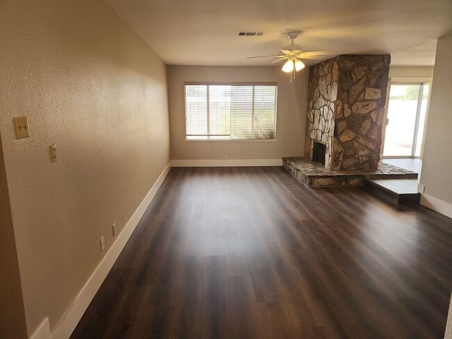 Building Photo - A Fabulous 3 Bedroom Single Story Home wit...