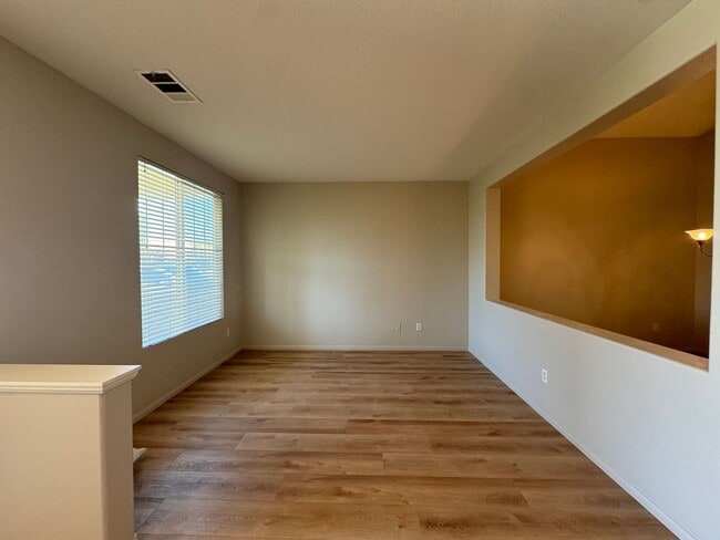 Building Photo - Stunning four bedroom in 93312!