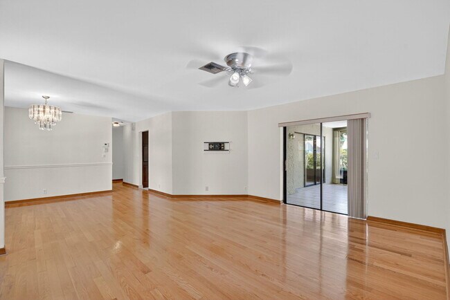 Foto del edificio - 6385 Hollandaire Dr E