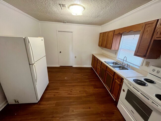 Building Photo - 3 Bedrooms | 1 Bathroom | House
