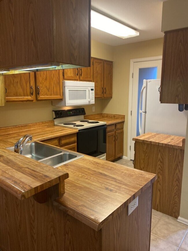 Building Photo - 3 br, 2.5 bath House - 3432 Queen Anne Way