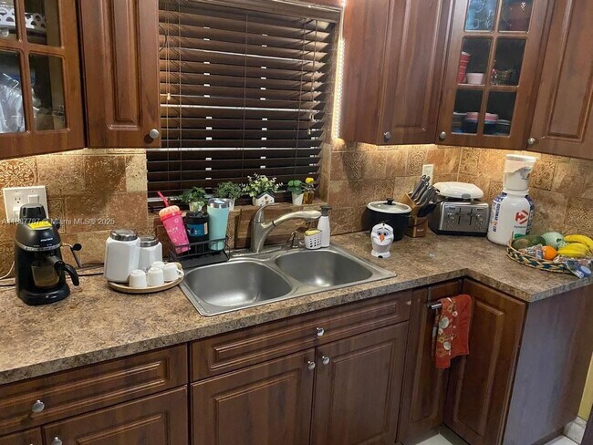 Foto del edificio - 19319 NW 54th Ct