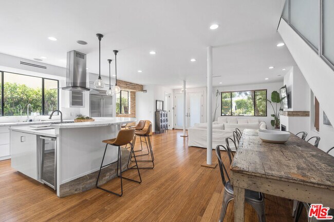 Foto del edificio - 818 Crestmoore Pl