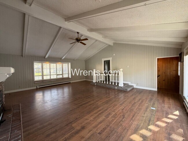 Foto del edificio - Spacious 6-Bedroom Home with Pool & Multiple Fireplaces – Great Northside Location!