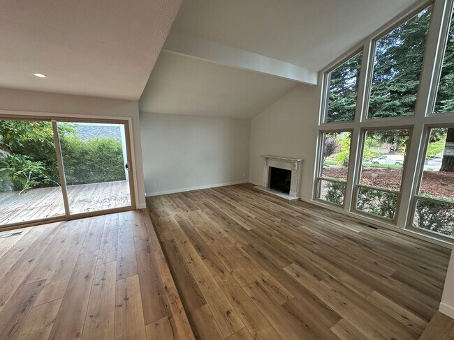 Foto del edificio - 4 Bed 3.5 Bath, Single Family Home In Danv...