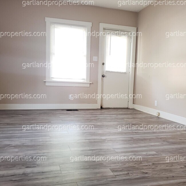 Building Photo - House with yard and appliances