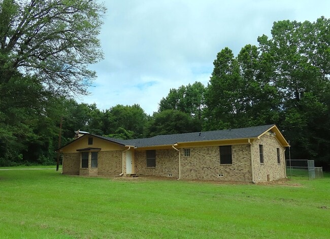Building Photo - Country Living-City Close! 3 Bedroom, 2 Ba...