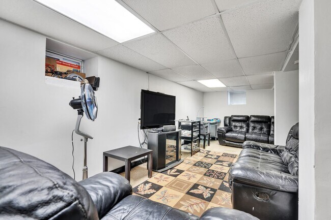 Foto del edificio - 293 Armstrong Ave