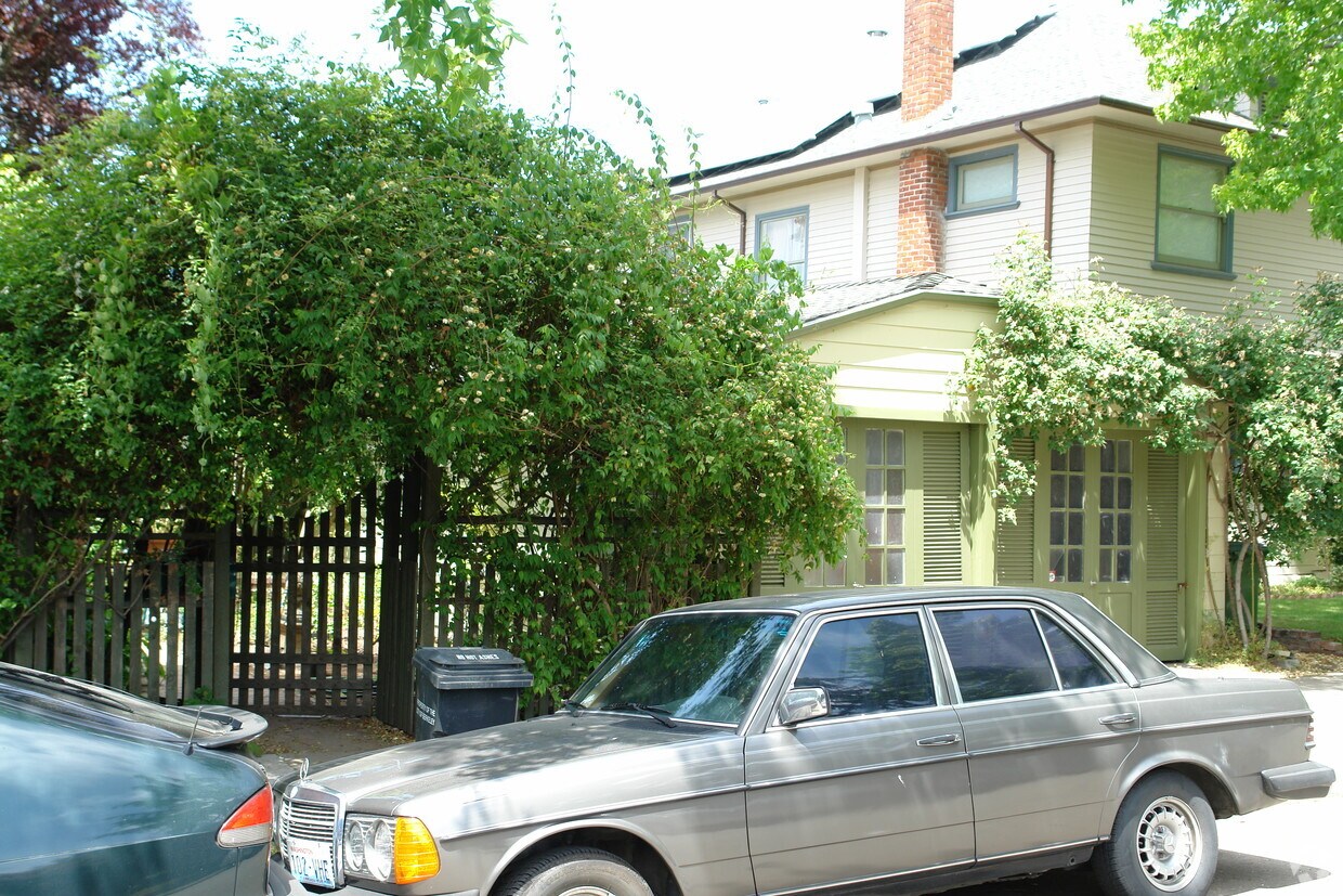 Building Photo - 3014 Benvenue