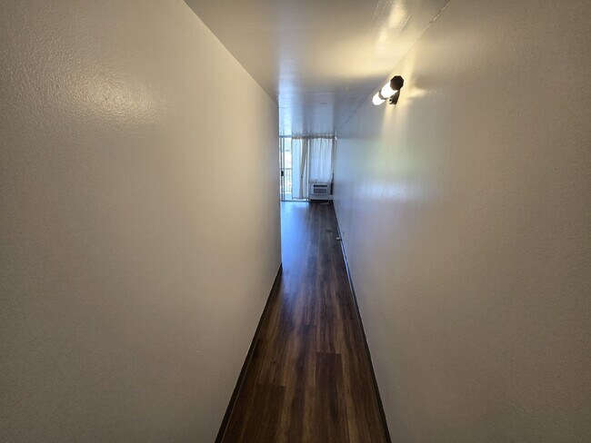 Foto del edificio - Upgraded 1 Bedroom, 1 Bath, 1 Parking, Con...