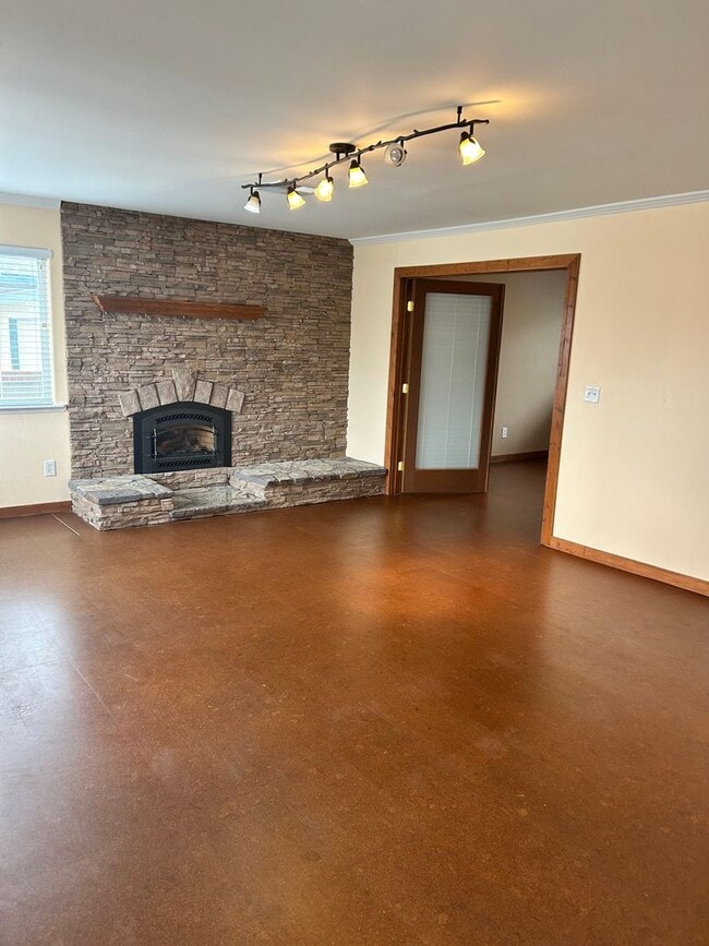 Building Photo - Spacious 3-Bedroom Home + Office/Den in De...