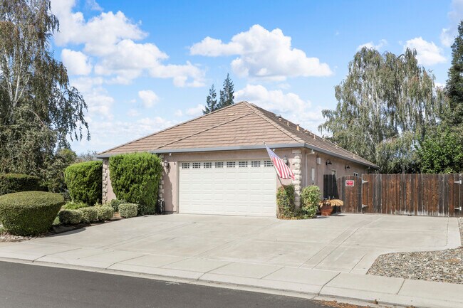 Building Photo - 1515 Deerpark Dr