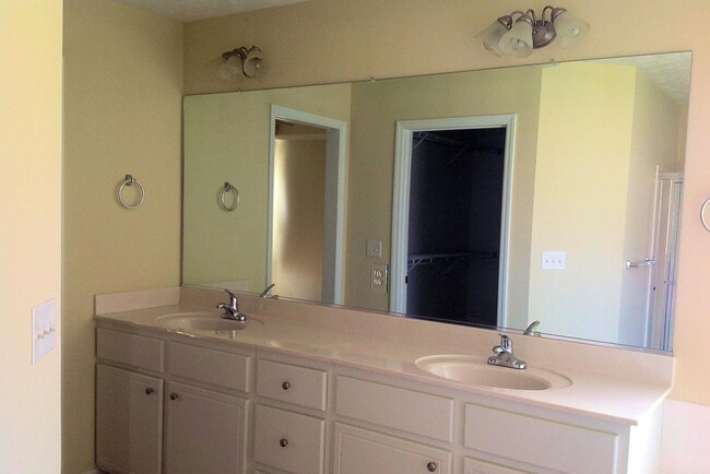 Building Photo - 220 Ansley Way
