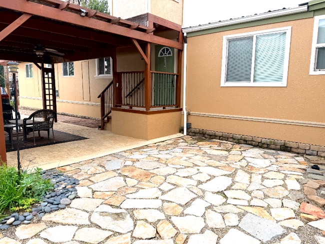 Foto del edificio - 220 E Home St