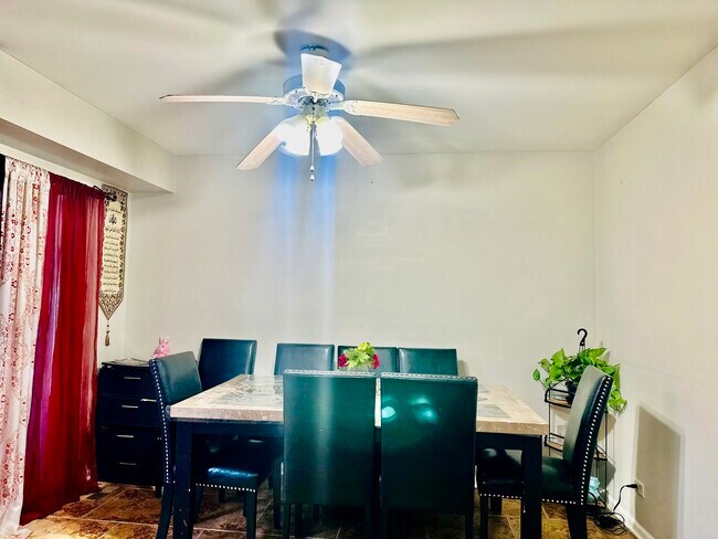 Building Photo - 225 Port Royal Cir