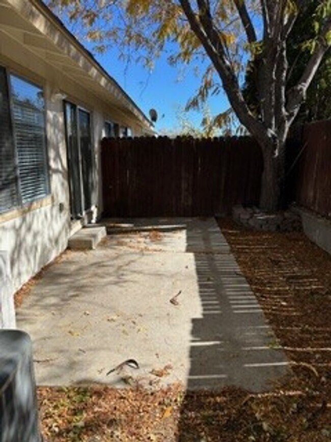 Building Photo - 3 Bed, 2.5 bath home in Carson City, Avail...