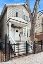 Building Photo - 1013 N Paulina St