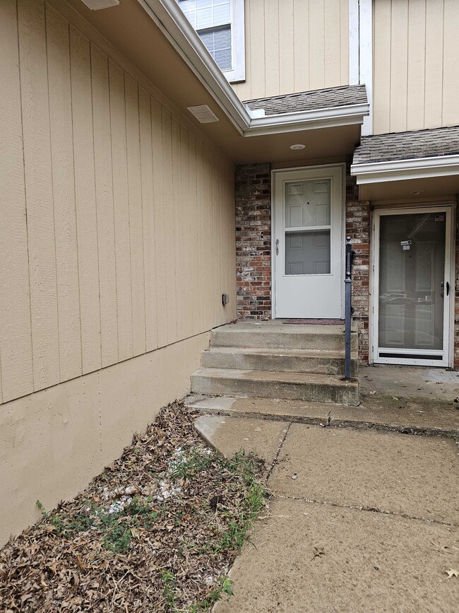 Building Photo - 1821 NE Knollbrook St