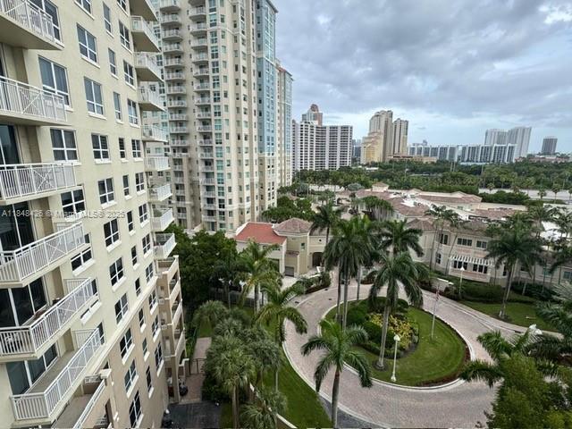 Foto del edificio - 19501 W Country Club Dr