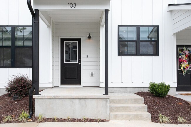 Foto del edificio - Available 7/10/25 - Lovely 3-Story Townhom...
