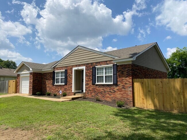 Building Photo - 918 Charter Oak Dr - Coming Soon!