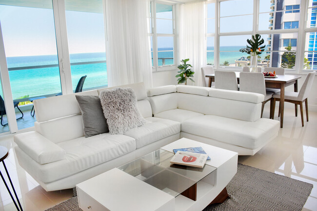 Sala de estar Master Ocean - Seacoast Suites Apartments