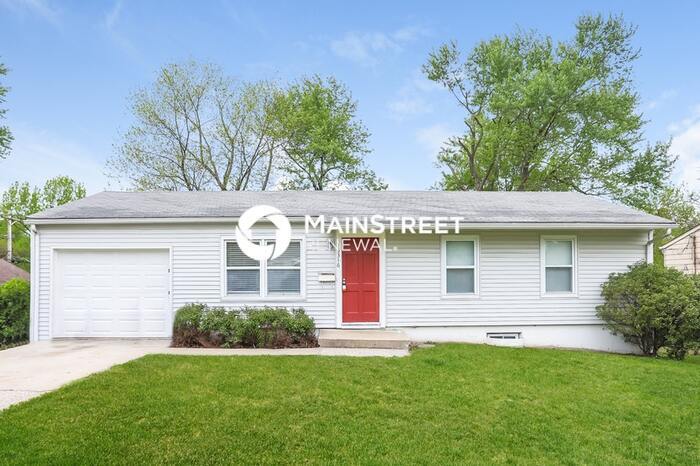 Foto principal - 3 Bedroom Pet-Friendly Home in Grandview, MO with Main Street Renewal
