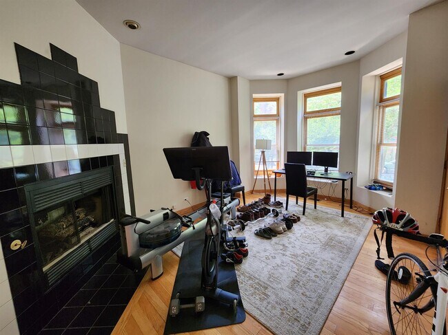 Building Photo - 1241 N Wolcott Ave