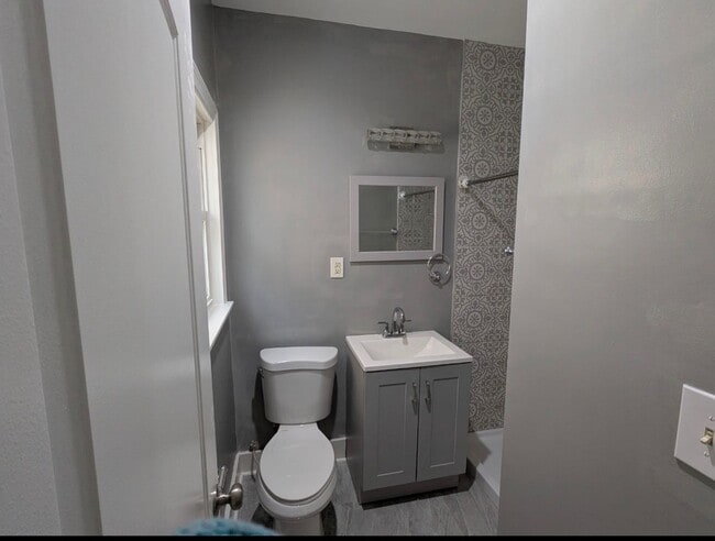 Building Photo - Beautifully updated 2 bedroom house!