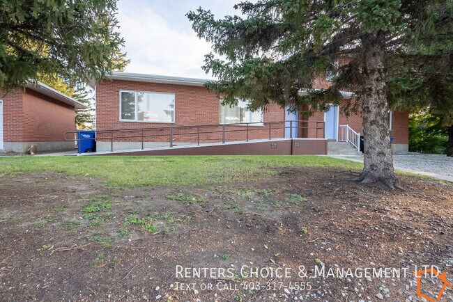 Building Photo - Reno'd 1/2 Duplex fts Fantastic Garage + Wheelchair Ramp + Lawn Care