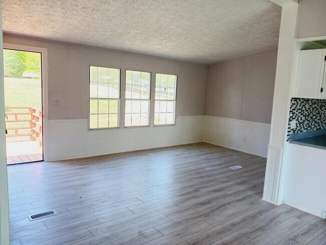 Building Photo - Updated Mobile Home