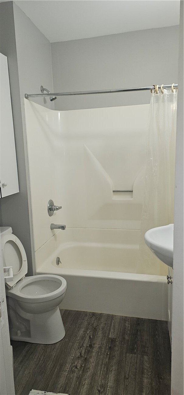 Building Photo - 17 E 5th St