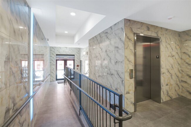 Building Photo - 545 39th St