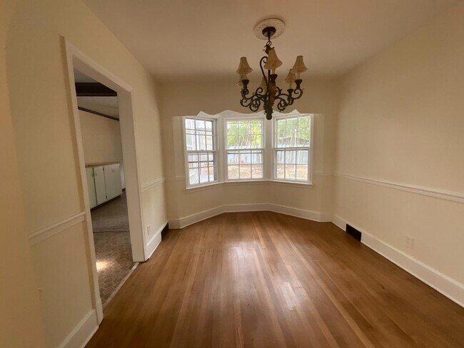 Foto del edificio - 1203 W Friendly Ave