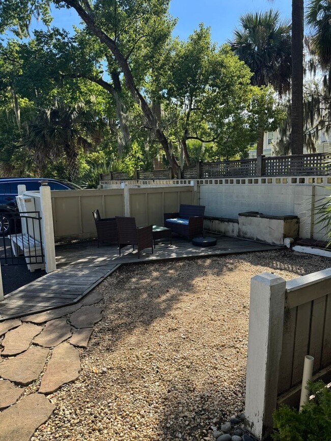 Building Photo - 6-Month Lease Option Available — Stylish First-Floor Condo by Daffin Park with All-Inclusive Util...