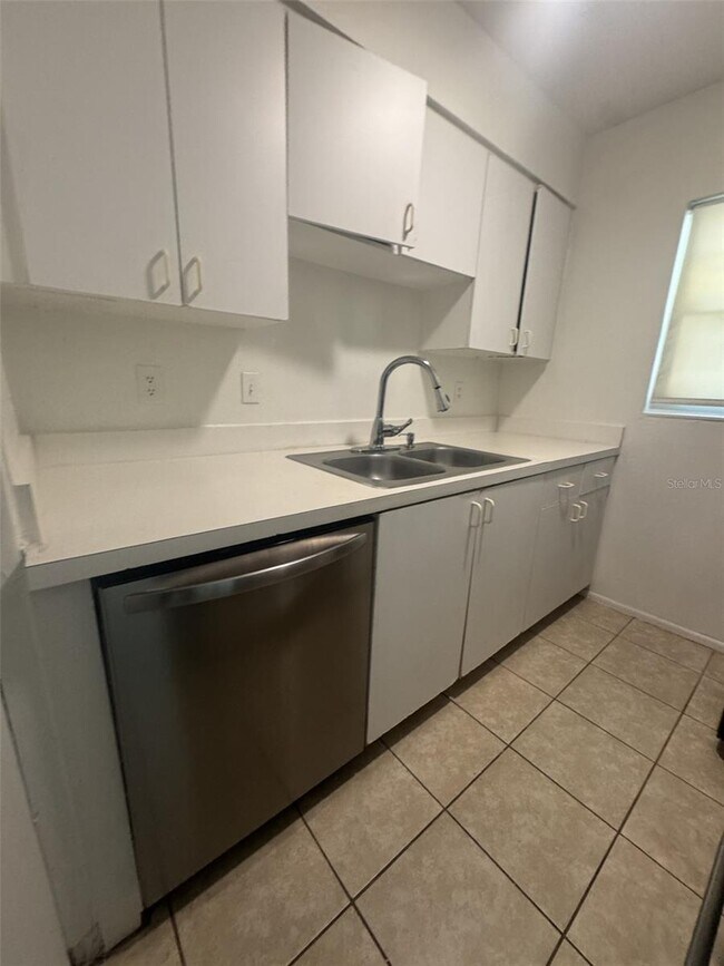 Foto del edificio - 828 Sky Lake Cir