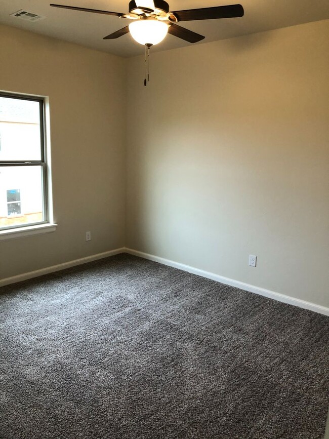 Building Photo - Stunning fully furnished 3 Bed 2.5 bath ho...