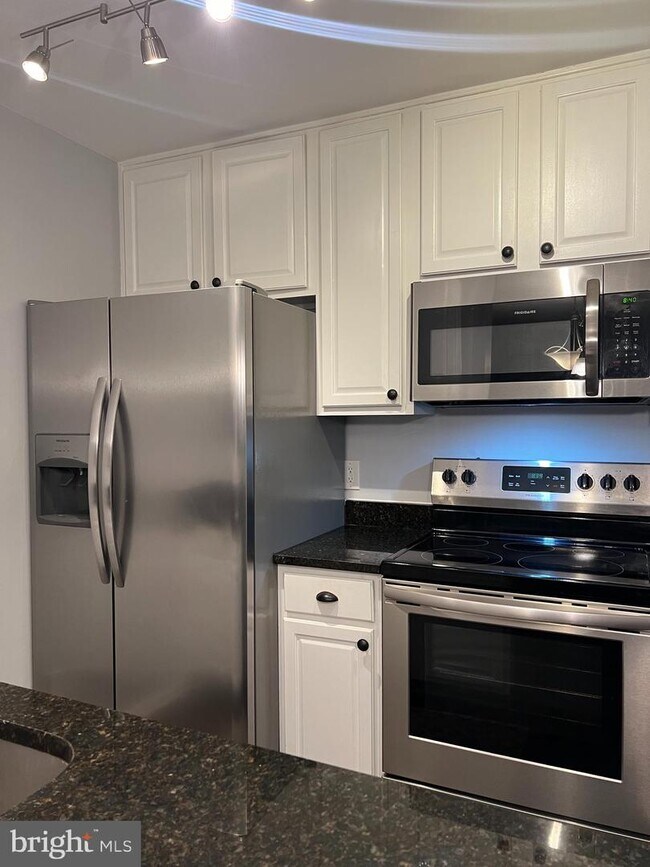 3175 Summit Square Dr Unit 5D3, Oakton, VA 22124 Room for Rent in