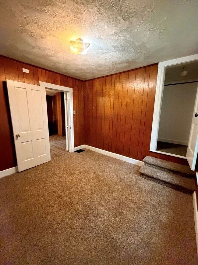 Building Photo - 509 S Cedar St
