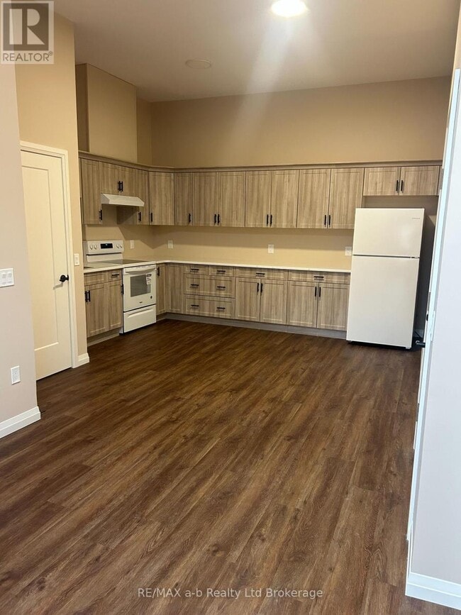 Building Photo - 136 Thames St S