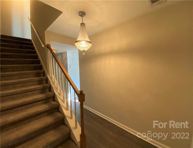Foto del edificio - 8347 Knights Bridge Rd