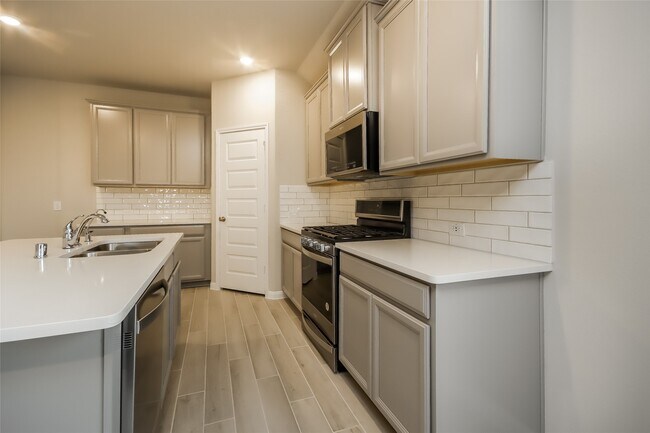 Foto del edificio - 610 Ellwood Terrace Ln