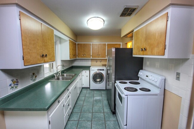 Building Photo - 332 Riverview 4 W